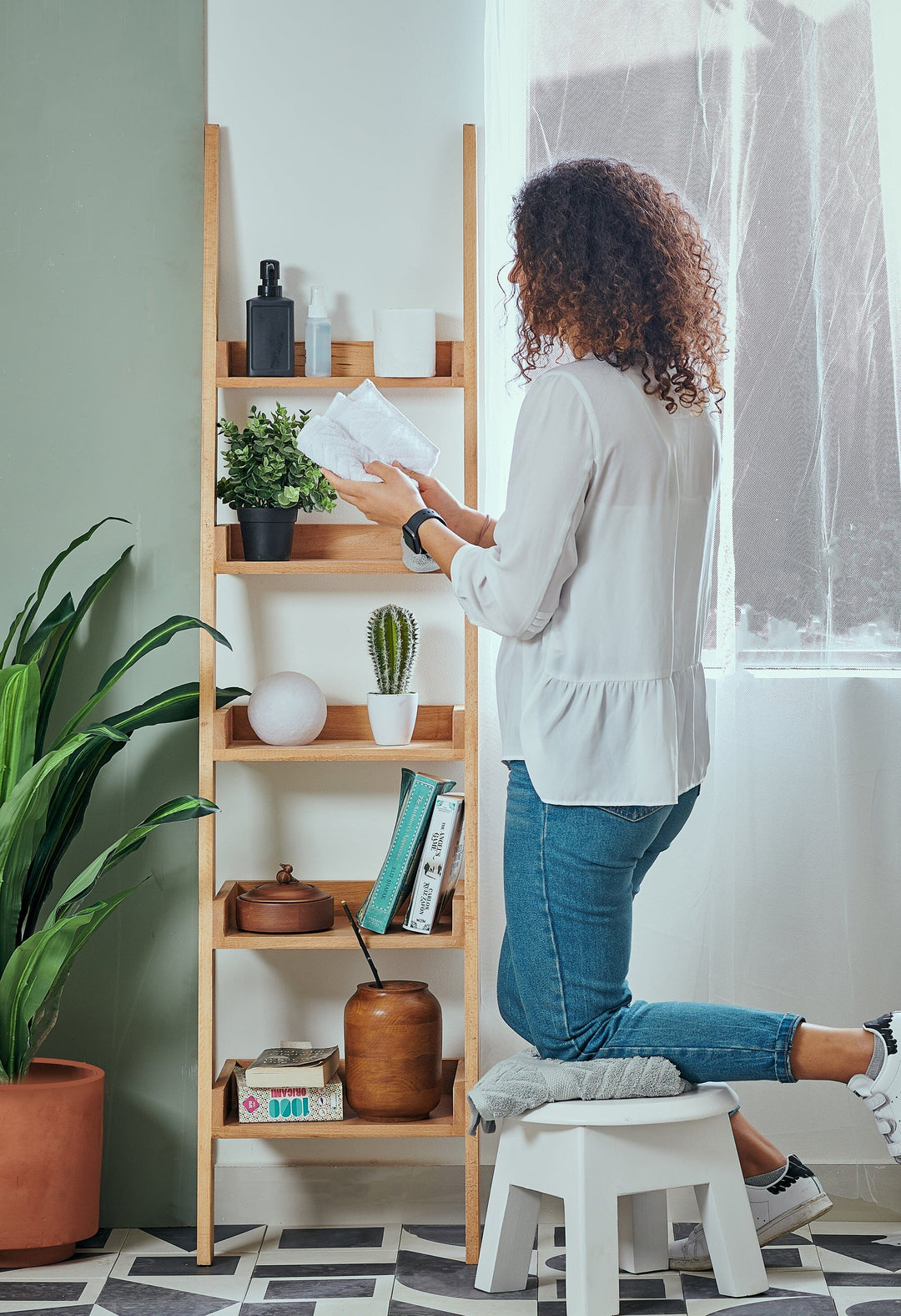 "Leaning-L" - Shelving Unit